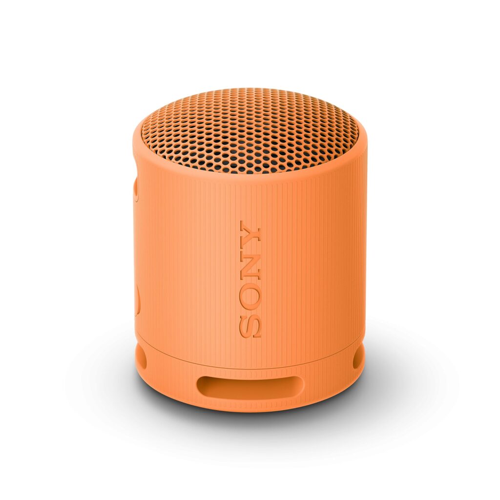 Disfruta de Sony SRS-XB100, el altavoz Bluetooth ligero y resistente al agua